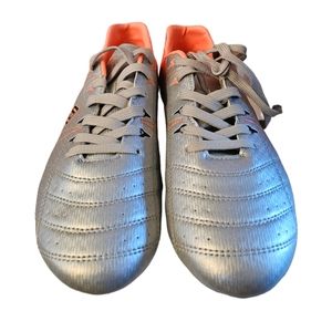 Dream pairs soccer shoes.